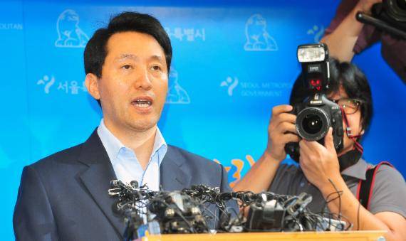 2011년 8월 26일 오전 서울시청에서 열린 오세훈 서울시장 사퇴 기자회견에서 오세훈 당시 시장이 서울시 무상급식 투표 무산에 대한 책임을 지고 사퇴할 것을 밝히고 있다. ⓒfnDB