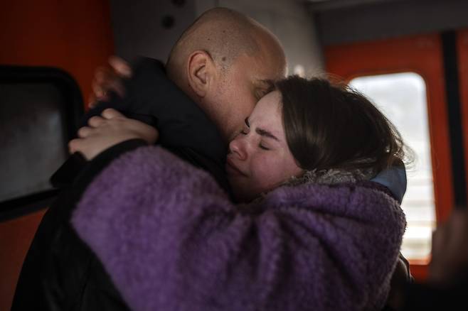 3일(현지시간) 한 커플이 우크라이나 키이우 역에서 작별인사를 하고 있다. AP=연합뉴스