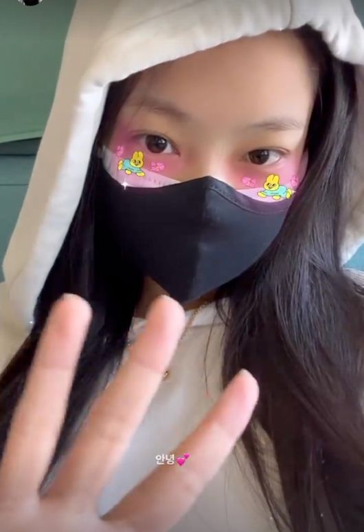 Group BLACKPINK member Jenny Kim has released a lovely recent situation.Jenny Kim posted a picture on her SNS on the afternoon of the 5th with an article called Hello.The photo shows Jenny Kim on board the plane, who waves at the camera and greets fans in a photo.Dressed meticulously in double layers of masks, Jenny Kim is modest without a make-up but boasts beauty.Jenny Kim, who used a mobile phone application to insert stickers on both cheeks, boasts a unique girl-like visual.Jenny Kim left for France to attend Paris Fashion Week on the day.jennie Kim SNS