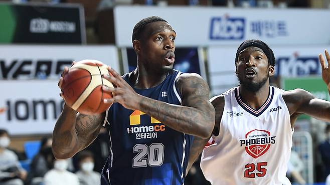 현대모비스전에서 공격 시도하는 라건아(왼쪽) (사진=KBL 제공, 연합뉴스)