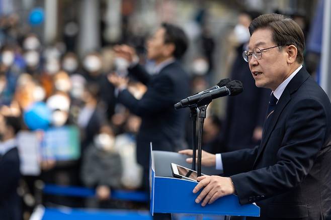 더불어민주당 이재명 대선 후보가 4일 오후 강원 춘천시 브라운5번가에서 열린 유세에서 지지를 호소하고 있다. 연합뉴스