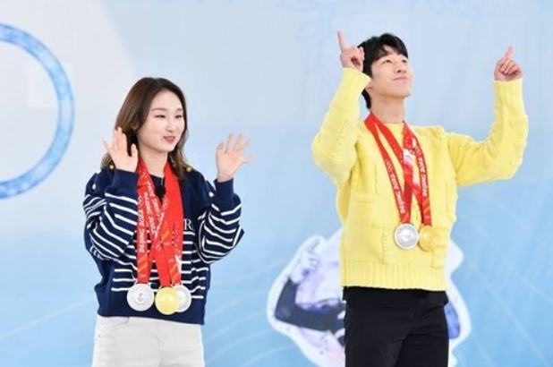 Hwang Dae-heon and Choi Min-jung will appear as guests on SBS All The Butlers to be broadcast on the 6th.Hwang Dae-heon and Choi Min-jung, who had been surrounded by enthusiasm, such as holding each others hands and looking at each other, gave a cheerful pink atmosphere during the filming and raised their excitement and doubt.In the meantime, Hwang Dae-heon blows up to Choi Min-jungs sudden heartbeat Re-Ment, which made the shooting scene flipped.The truth of the Olympic behind-the-scenes story and the romance rumor, which Hwang Dae-heon and Choi Min-jung, the golden master, will be unveiled on SBSs All The Butlers, which will be broadcast on the 6th.