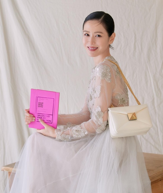 Son Ye-jin, who is set to star actor Hyun Bin and marriage, showed off her sheer dress figure.Son Ye-jin posted a photo of a fashion brand wearing a product on his personal instagram on the 5th.The photo shows Son Ye-jin smiling brightly in a pure white fashion reminiscent of Wedding Dress.In particular, Son Ye-jin is admiring the long straight hair neatly and boasts a unique elegant and elegant atmosphere.Meanwhile, Son Ye-jin and Hyun Bin will hold a marriage ceremony in Seoul this month.The two men who have been breathing in the movie Negotiation and the drama Loves Unstoppable have signed a hundred years after two years of devotion.Photo: Son Ye-jin Instagram
