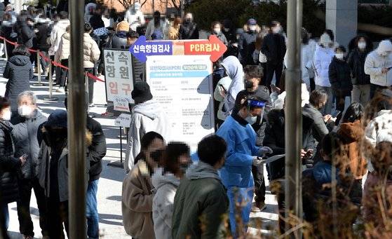 6일 대전의 한 보건소 선별검사소를 찾은 시민들이 신속항원과 PCR검사를 받기위해 대기하고 있다. 김성태.