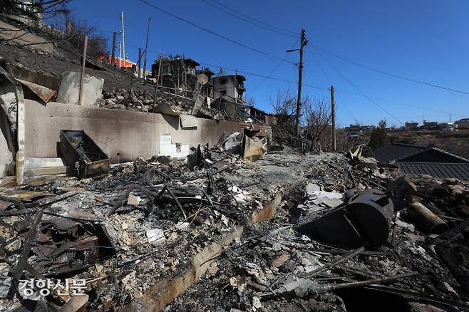 강원 곳곳에서 사흘째 산불이 이어진 6일 강원 동해시 묵호진동의 주택들이 화재로 인해 소실되어 있다. | 권도현 기자
