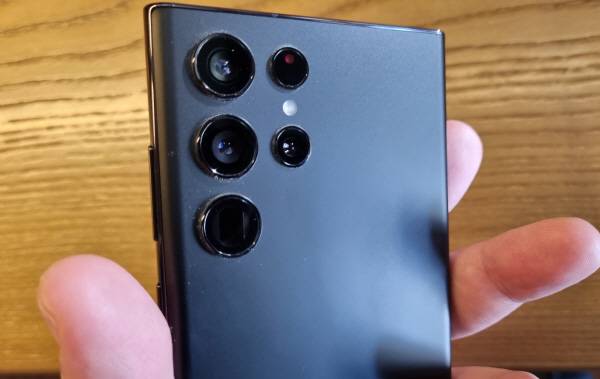 갤럭시 S22 울트라 팬텀 블랙 후면. 정옥재 기자