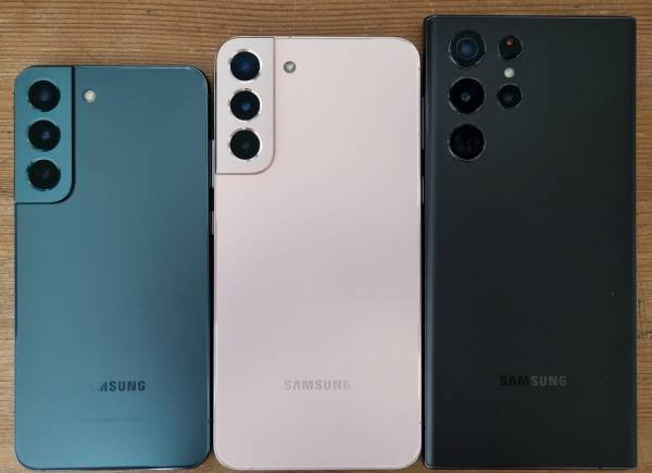 왼쪽부터 갤럭시 S22(기본형), 플러스, 울트라 모델. 정옥재 기자