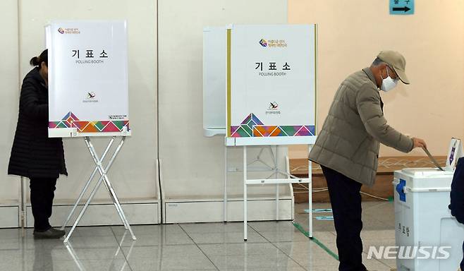 [광주=뉴시스] 류형근 기자 = 4일 오전 광주 북구 전남대학교에 설치된 '용봉동사전투표소'에서 유권자들이 20대 대통령 선거 사전투표를 하고 있다. 2022.03.04. hgryu77@newsis.com