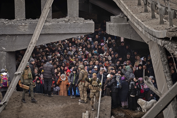 5일(현지시간) 우크라이나 키이우 피란민이 무너진 이르핀강 다리 밑에 몸을 숨기고 있다./AP 연합뉴스