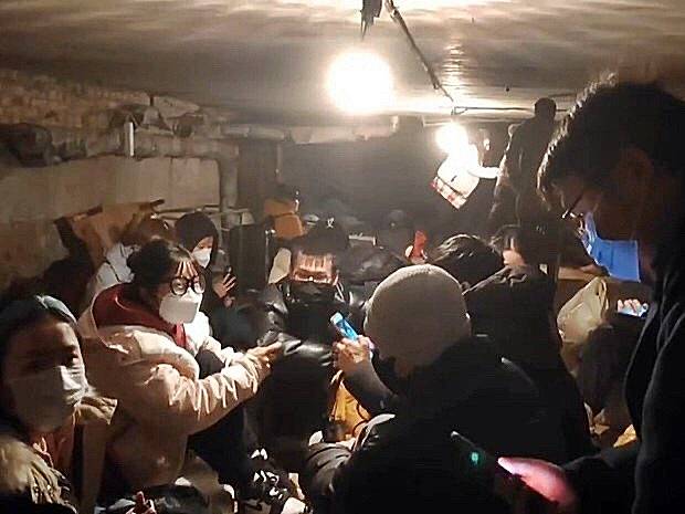 우크라이나 지하 벙커로 피신한 중국인 유학생들./출처=트위터