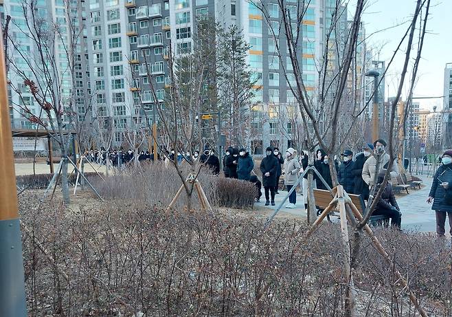 5일 오후 5시쯤 서울 강동구 상일1동 주민센터 앞에 길게 줄 서있는 격리·확진자들. 이들 가운데 상당수는 1시간20분 넘게 기다리다 신분증을 돌려 받고 아무런 공지도 받지 못한채 집으로 돌아갔지만, '투표 거부' 처리돼 본투표에 참여할 수 없게 됐다. /독자 제공