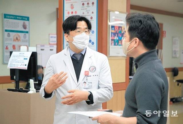 이재갑 교수는 “정부가 위기 상황을 솔직하게 인정해야 한다”며 “치료도, 감시도 없는데 재택치료, 수동감시라고 부르며 마치 정부가
 뭔가 해주고 있는 것처럼 호도하면 안 된다”고 말했다. 장승윤 기자 tomato99@donga.com