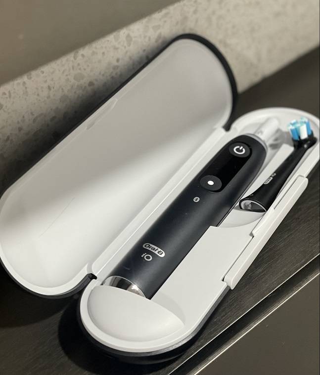 오랄비 iO 시리즈9의 휴대용 케이스 내부 모습. /사진=백유진 기자 byj@