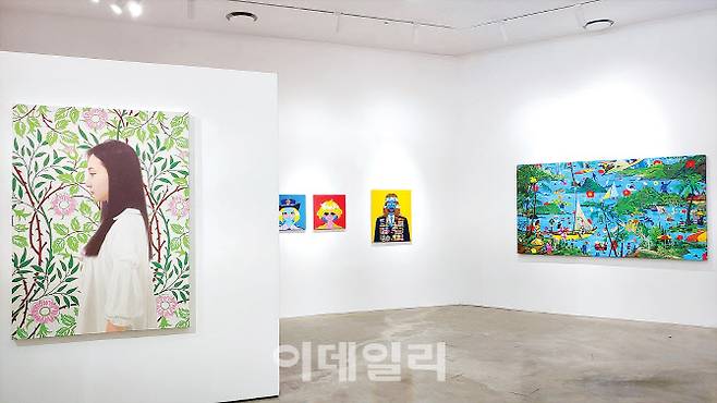 서울 성동구 서울숲길 아뜰리에아키의 기획전 ‘뱅가드’ 전경. 30대 젊은 작가 7인(팀)을 선정해 한국미술계의 오늘과 내일을 가늠해보는 자리로 꾸렸다. 왼쪽부터 김성국의 ‘아이보리 블라우스를 입은 여성’(2021), 김용오의 ‘중화여경’(2016), ‘홍콩여자’(2016), ‘글로리’(Glory·2015), 임현정의 ‘드림 하와이’(Dream Hawaii·2021)가 보인다(사진=오현주 문화전문기자).