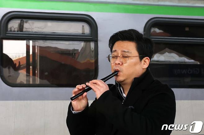 7일(현지시간) 우크라이나 접경 도시인 폴란드 프셰미실 중앙역에서 플루티스트 송솔나무 씨가 피란민들을 격려하기 위해 곡 '내 고향'을 연주하고 있다. 2022.3.8/뉴스1 © News1 조태형 기자