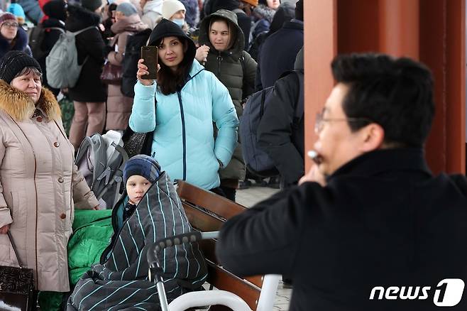 7일(현지시간) 우크라이나 접경 도시인 폴란드 프셰미실 중앙역에서 피란민들이 플루티스트 송솔나무 씨가 연주하는 곡 '내 고향'을 감상하고 있다. 2022.3.8/뉴스1 © News1 조태형 기자