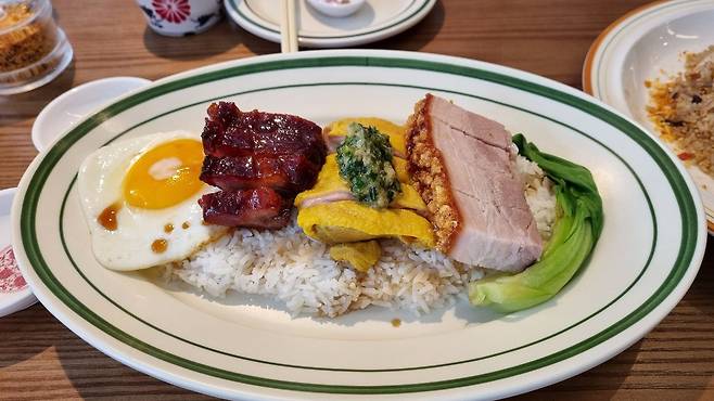 '로스트 인 홍콩'의 BBQ 덮밥. 돼지 차슈, 닭, 삼겹살을 안남미 위에 올려 낸다./양지호 기자