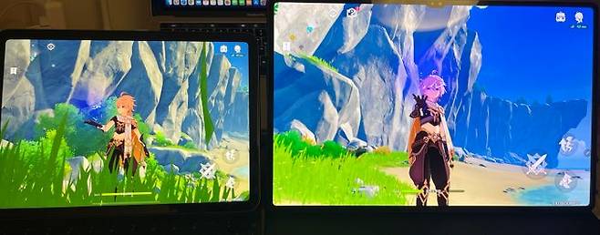 애플 아이패드 에어4(왼쪽)과 삼성전자 갤럭시탭S8 울트라에서 미호요 ‘원신’을 최대 화면 밝기에서 플레이한 모습.ⓒ데일리안 최은수 기자