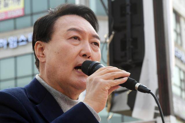윤석열 국민의힘 대선후보가 7일 오후 경기도 안산시 단원구 안산문화광장 앞에서 열린 안산 유세 중 지지를 호소하고 있다. 국회사진기자단