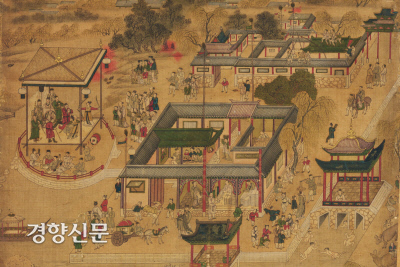 18~19세기에 도회지의 모습을 그린 태평성시도. 옷이나 건물은 중국식이지만 풍속은 조선식이다. 왼쪽에 공연 모습과 그것을 관람하는 사람들이 보인다.|국립중앙박물관 제공