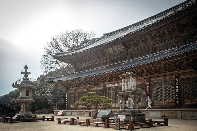 국내 목조 문화재 건물 가운데 가장 큰 각황전. 국보 67호로 임진왜란으로 소실된 것을 숙종 때 계파선사가 중건했고 인조 때 재건됐다.