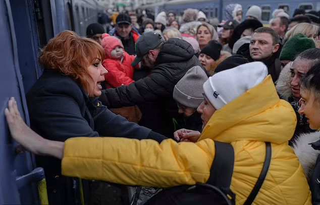 피란길에 오른 우크라이나 국민들의 모습.(사진=AFP 연합뉴스)