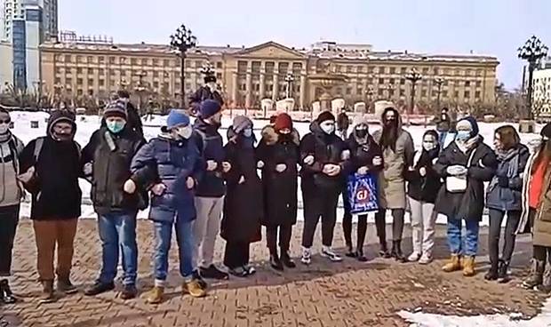 6일(현지시간) 러시아 극동의 중심지 하바롭스크에 작은 인간사슬이 형성됐다. 서로 팔짱을 끼고 모인 이들은 한목소리로 전쟁 반대를 외쳤다. “부끄러운 줄 알라”며 블라디미르 푸틴 대통령을 규탄했다. 그러나 인간사슬은 금방 해체됐다. ‘전쟁 반대’ 팻말 한 번 제대로 펼쳐보지도 못하고 모두 경찰에 연행됐다.