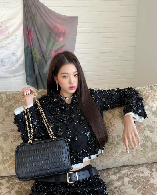The beauty of IVE Jang Won-young (Won Young) attracts attention.On the 8th, IVE Jang Won-young posted a number of photos on his instagram.In the photo, Jang Won-young is wearing a black costume and taking various poses.His extraordinary beauty and proportions attracted fans attention.Meanwhile, IVE has become a sensation, achieving the milestone of 13 music broadcasts with the debut song ELEVEN.In addition, after the official activities, the Global Super Rookie continues to be explosively popular, keeping its position at the top of major music sites in Korea.Photo = IVE Jang Won-young Instagram