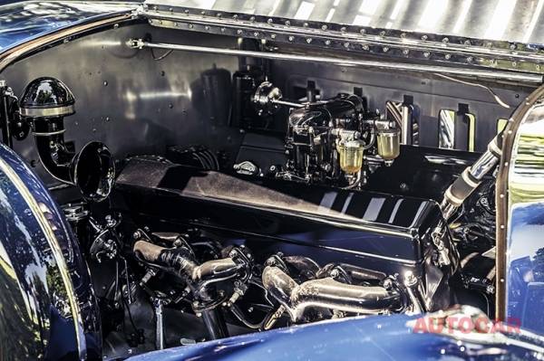 화려하고 매끄럽고 완벽하게 완성된 V12 9.4L 엔진