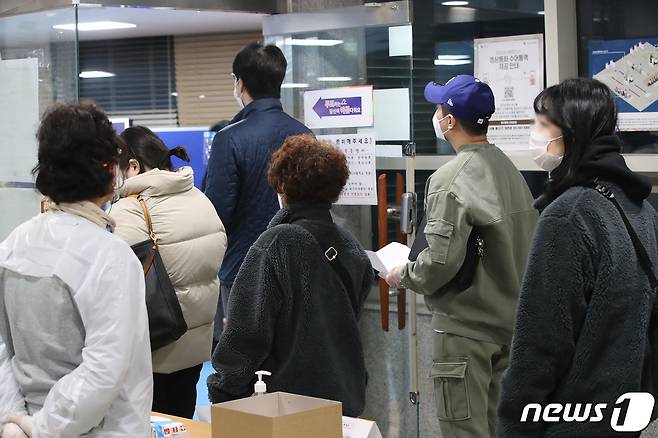 제20대 대통령 선거 투표일인 9일 오전 서울 용산구 한남동 주민센터에 마련된 투표소에서 시민들이 투표를 하기 위해 기다리고 있다. 2022.3.9/뉴스1 © News1 임세영 기자