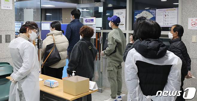 제20대 대통령 선거 투표일인 9일 오전 서울 용산구 한남동 주민센터에 마련된 투표소에서 시민들이 투표를 위해 기다리고 있다. 2022.3.9/뉴스1 © News1 임세영 기자
