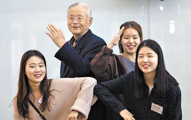 장학금 받은 학생 250명 - 본인 전 재산인 113억원을 지난 2015년부터 2020년까지 6년 동안 한동대에 기부한 고 장응복씨가 지난 2019년 경북 포항의 한동대에서 장학금을 받은 학생들과 팔을 이어 붙여 별 모양을 만들고 있는 모습. 장씨가 기부한 돈으로 장학금을 받은 학생만 250명에 달한다. /한동대