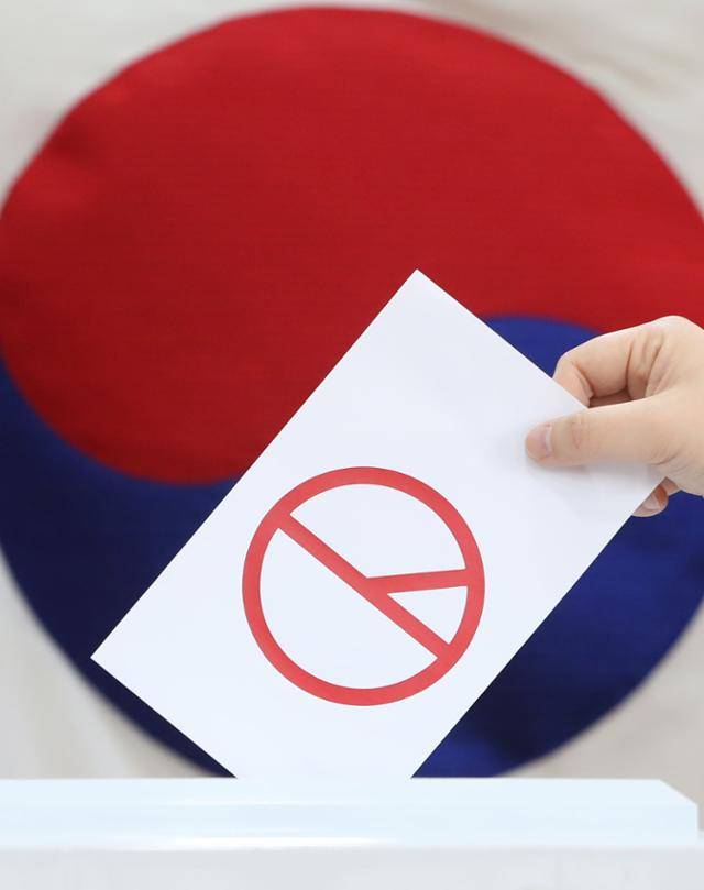 제20대 대통령선거를 하루 앞둔 8일 오후 경기 수원시의 한 투표소에서 관계자가 투표 독려 퍼포먼스를 하고 있다. 뉴스1