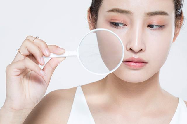 주름을 없애주는 실 리프팅을 잘못 받으면, 심각한 부작용이 생길 수도 있다./사진=클립아트코리아