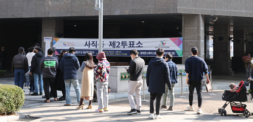 제20대 대통령선거일인 9일 종로구 사직동 투표소에서 시민들이 차례를 기다리고 있다. 연합뉴스