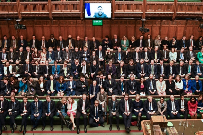 볼라디미르 젤렌스키 우크라이나 대통령의 화상 연설을 듣는 영국 의원들 사진=AFP 연합뉴스