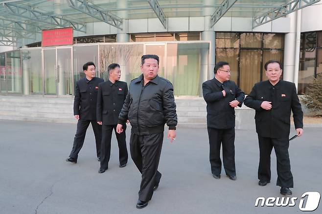 (평양 노동신문=뉴스1) = 김정은 북한 노동당 총비서가 국가우주개발국을 현지지도했다고 당 기관지 노동신문이 10일 보도했다. 김 총비서는 "5개년 계획 기간 내에 다량의 군사 정찰위성을 태양동기극궤도에 다각배치"할 것을 지시했다. [국내에서만 사용가능. 재배포 금지. DB 금지. For Use Only in the Republic of Korea. Redistribution Prohibited] rodongphoto@news1.kr
