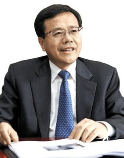 조신 교수 기업과 정책, 학계를 모두 경험한 통섭적 학자다. 서울대학교와 미국 워싱턴대학교에서 경제학을 전공하고 일리노이주립대학교에서 강의했다. 이후 기업 현장에 뛰어들어 SK커뮤니케이션즈와 SK브로드밴드 대표이사를 역임했고, 대통령비서실 미래전략수석으로도 일했다. 저서로는 ‘넥스트 자본주의, ESG’ 등이 있다.