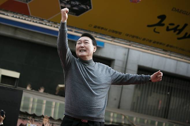 윤석열 국민의힘 대선후보가 제20대 대통령 선거를 하루 앞둔 8일 오후 대구 중구 서문시장에서 열린 '공정이 승리합니다' 유세에서 '어퍼컷 세리머니'를 하며 지지를 호소하고 있다. /뉴스1
