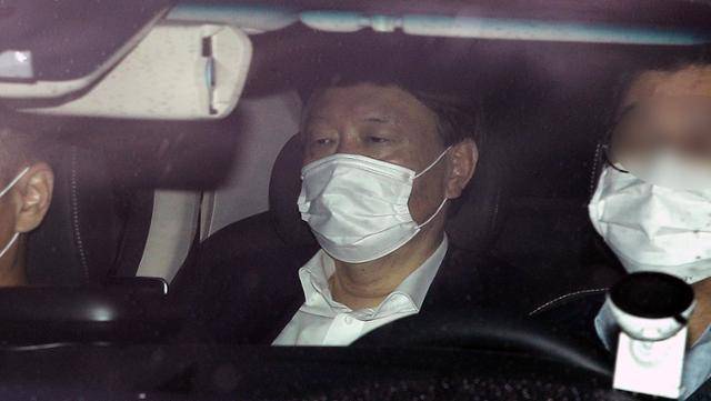 2020년 11월 추미애 당시 법무부 장관과 연일 충돌하던 윤석열 검찰총장이 초췌한 얼굴로 대검찰청사를 빠져나가고 있다. 뉴스1