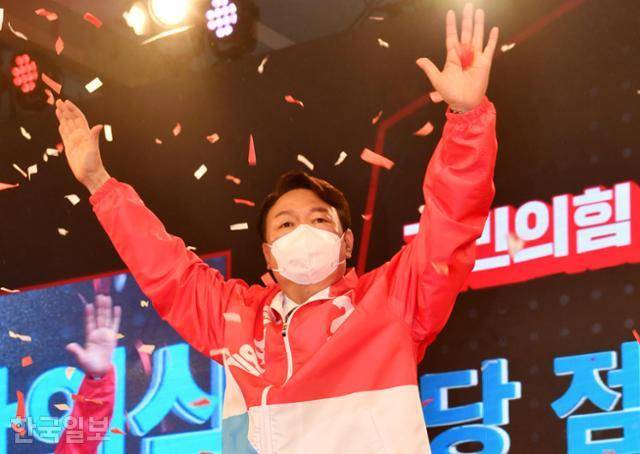 윤석열 대통령 당선인이 지난해 11월 5일 국민의힘 대선후보로 선출된 뒤 두 손을 번쩍 들어 지지자들의 환호에 답하고 있다. 오대근 기자