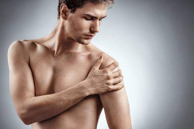 운동으로 어깨 자체를 넓힐 수는 없지만 넓어 보이게는 할 수 있다./사진=클립아트코리아