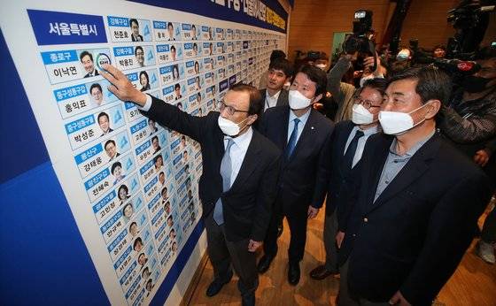 2020년 4월 총선에서 이해찬 당시 더불어민주당 상임공동선대위원장이 제21대 국회의원 선거 종합상황판에 당선 스티커를 붙이고 있다. 왼쪽부터 더불어민주당 이해찬 공동상임선대위원장, 이인영 원내대표, 더불어시민당 우희종, 이종걸 공동상임선대위원장. 중앙포토