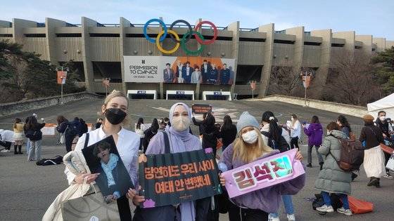 공연장에는 외국인, 중학생, 중장년층 등 다양한 팬층이 BTS를 보기 위해 모여들었다. 코로나19 방역지침에 따라 함성이 금지된 공연장에서 함성 대신 소리를 가득 채우기 위해 하이브 측이 제공한 '클래퍼'에는 '당연히도 우리 사이 여태 안 변했네'라는 '라이프 고스 온' 가사가 담겼다. 클래퍼는 부채처럼 주름지게 접은 뒤 앞뒤로 흔들면 실제 박수보다 훨씬 큰 소리가 나도록 하는, 얇은 플라스틱으로 만들어진 간이 도구다.. 김정연 기자