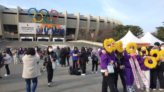 10일 오후 BTS 공연이 열리는 서울 잠실 올림픽 주경기장 앞은 1만 5000명 팬들로 가득 찼다. 김정연 기자