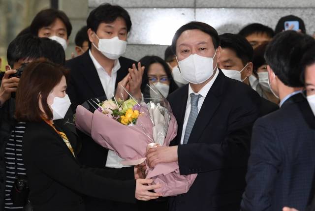 윤석열 당선인이 2021년 3월 4일 검찰총장직을 사퇴하면서 서울 서초구 대검찰청 청사에서 직원들로부터 꽃다발을 받고 있다. 권현구 기자
