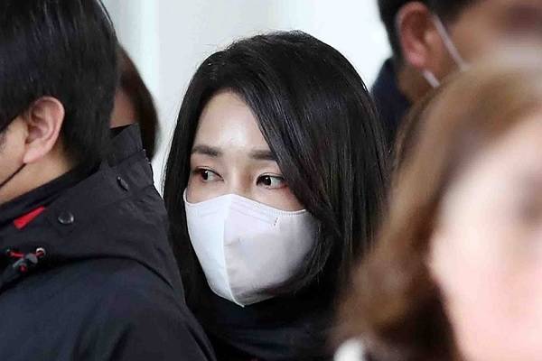 지난 4일 오전 서울 서초구 서초1동 주민센터에 마련된 사전투표소에서 투표를 기다리고 있는 당시 윤석열 국민의힘 대선 후보의 부인 김건희 씨. / 사진 = 연합뉴스