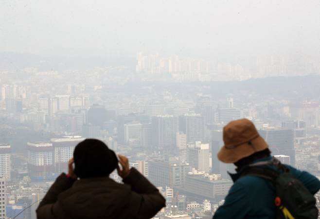 서울 남산에서 내려다본 서울 일대 안개낀 아파트 모습 [한주형 기자]