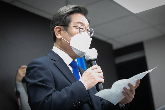 (서울=뉴스1) 오대일 기자 = 이재명 더불어민주당 대선후보가 10일 새벽 서울 여의도 더불어민주당 당사에서 제20대 대통령선거 패배 승복 기자회견을 하고 있다. 2022.3.10/뉴스1