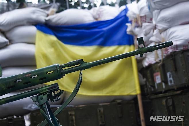 [마린카(우크라이나)=AP/뉴시스]지난 2016년 8월25일 도네츠크주 마린카 지역의 진지에서 우크라이나 국기 앞에 저격용 소총이 놓여있다. 2022.03.04